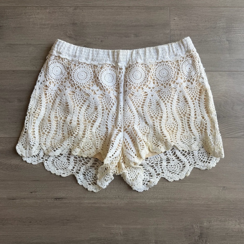 Mermaid Crochet Lace Scalloped Hem Shorts in white - size medium
